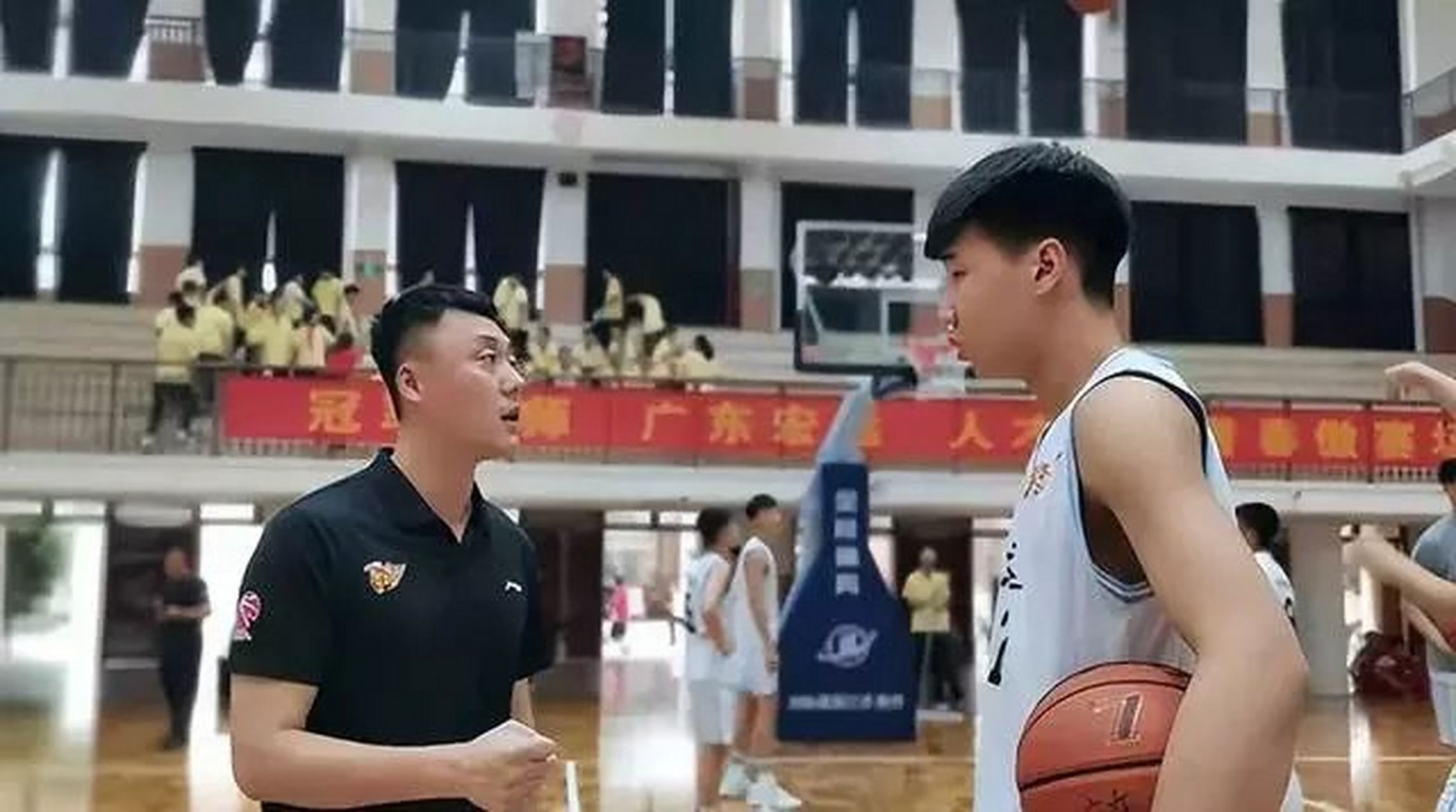 比赛中间休息时各队球员交流，学习彼此经验